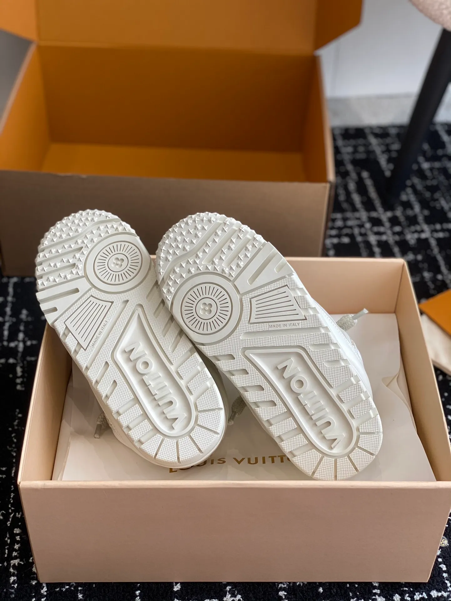 👟👟Ex-factory price 840👟👟 The latest upgraded version of lvtrainer Little Fatty 2023 is the same as the original version. Exclusive mold opening. Market ceiling level. Welcome to compare. At the Louis Vitton 2023 show, the new Trainer was unveiled. The new shoe style did not change much in the upper design, but the shoe shape became wider. Thicker and larger tongues replace the original visual effect. Since the launch of Lanvin bread shoes, this fat shoe style has become more and more popular!  Select imported calfskin/denim splicing/Yangjing material, exclusive molded outsole fasteners, decorative accessories can be removed at will!  Size: #35-45 (⚠️40 for women, 45 for men, customization is non-refundable)